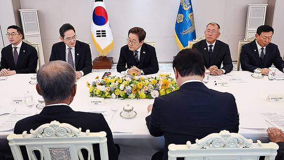 이재명 대통령이 지난 13일 서울 용산 대통령실 청사에서 열린 6경제단체와 기업인 간담회에서 이재용 삼성전자 회장의 발언을 듣고 있다. 뒷줄 왼쪽부터 구광모 LG그룹 회장, 이 삼성전자 회장, 이 대통령, 정의선 현대자동차그룹 회장, 신동빈 롯데그룹 회장. 대통령실사진기자단