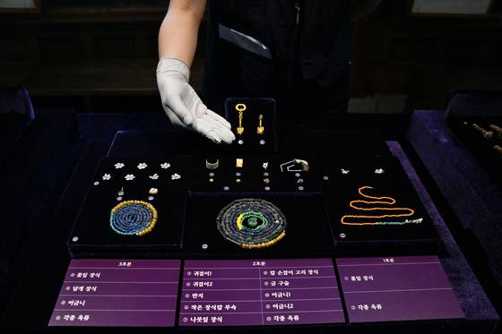 17일 서울 중구 한국의집에서 열린 ‘공주 무령왕릉과 왕릉원 조사성과’ 언론공개회에서 장신구와 백제 23대왕 삼근왕의 어금니로 추정되는 치아 등 출토 유물이 공개되고 있다. 국가유산청 국립부여문화유산연구소는 2023년 9월부터 1~4호분에 대한 발굴조사를 진행해 왕족의 장신구와 삼근왕의 어금니로 추정되는 치아 등을 발굴했다고 밝혔다. 사진 국가유산청