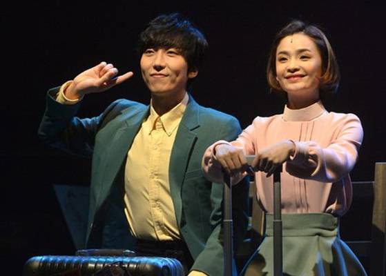 ‘어쩌면 해피엔딩’은 2016년 초연됐다. 초연배우 김재범(왼쪽)과 전미도 등의 AI로봇 연기가 교과서가 됐다. [중앙포토]