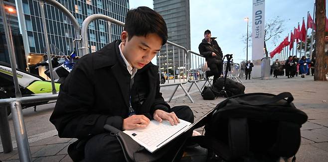 홍윤기 서울신문 기자가 올해 3월 스페인 바르셀로나에서 열린 MWC(모바일월드콩그레스) 2025 현장에서 취재 중인 모습. /홍윤기 제공