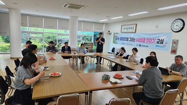 ▲ 열띤 토론을 벌이는 회원들