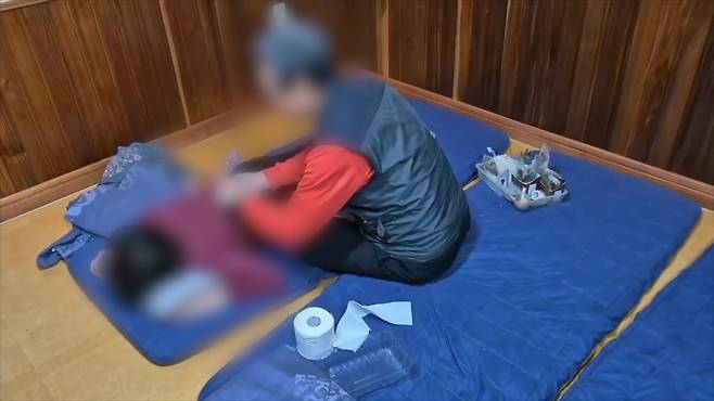 전국을 돌며 무면허 침 시술을 하다가 제주도 자치경찰단에 구속된 70대 남성 피의자가 환자에게 불법 침 시술을 하는 모습. 제주도 자치경찰단 제공