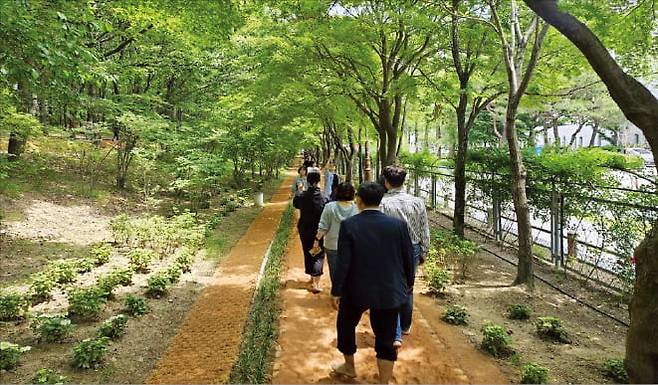 대전 도심 속 힐링 명소로 자리 잡고 있는 한밭수목원 맨발 걷기 산책로에서 시민들이 맨발로 산책로를 걷고 있다.  대전시 제공