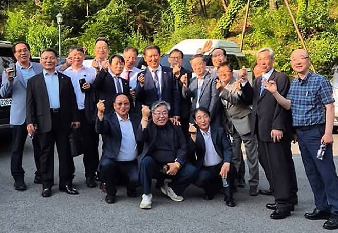 지난 14일 열린 이재명 대통령 장남 결혼식에 초대된 이 대통령의 소년공 시절 동료들이 정청래 더불어민주당 의원과 함께 기념사진을 찍고 있다. (사진 = 정청래 의원 SNS)