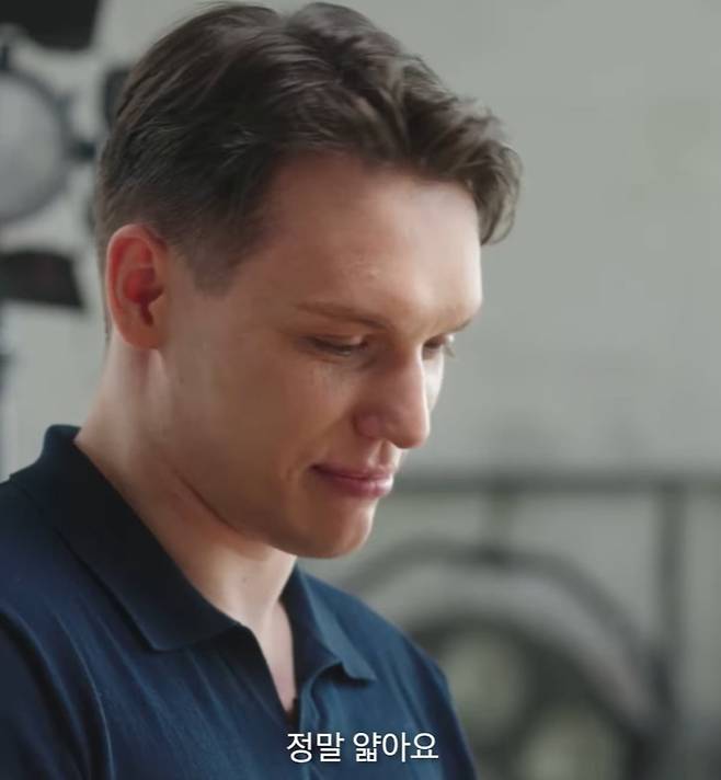 삼성전자가 17일 자사 사회관계망서비스(SNS) 계정을 통해 공개한 갤럭시Z폴드7 감상평을 담은 영상에서 기기 두께·무게·카메라 성능 등을 강조했다. 사진=삼성전자 홍보영상 갈무리