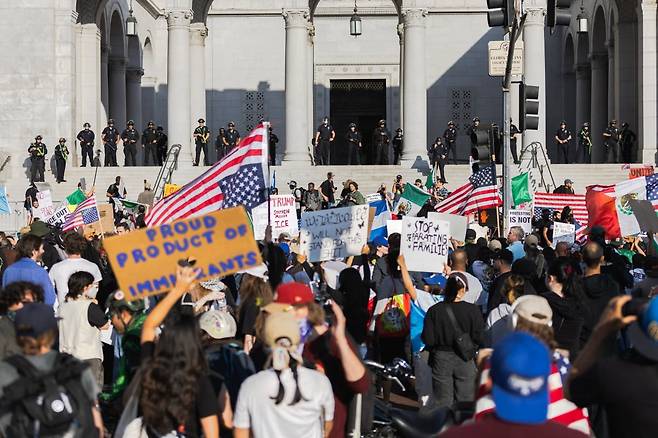 미국 불법 이민자 이민 단속 시위 시위대 로스앤젤레스 사진=연합뉴스