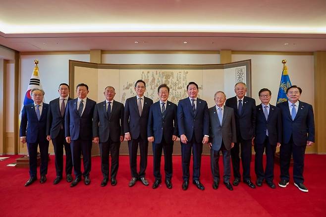 이재명 대통령이  6월 13일 용산 대통령실 청사에서 열린 기업 총수 및 경제6단체 간담회가 끝난 뒤 ﻿기념촬영하고 있다. 왼쪽부터 최진식 한국중견기업연합회 회장, 구광모 LG그룹 회장, 신동빈 롯데그룹 회장, 정의선 현대자동차그룹 회장, 이재용 삼성전자 회장, 이 대통령, 최태원 대한상공회의소 회장, 손경식 한국경영자총협회 회장, 류진 한국경제인협회 회장, 윤진식 한국무역협회 회장, 김기문 중소기업중앙회 회장. 사진=대통령실 제공