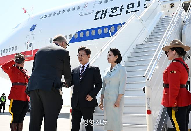 이재명 대통령과 김혜경 여사가 16일 (현지시간)  캘거리공항에 도착해  세바스띠엥 까리에르(왼쪽) 캐나다 외교부 의전장과 악수를 하고 있다. 김창길 기자