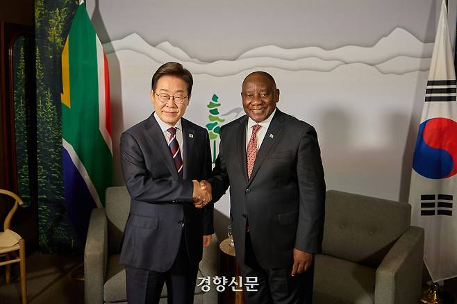 주요 7개국(G7) 정상회의 참석차 캐나다를 방문한 이재명 대통령이 16일(현지시간) 캘거리의 한 호텔에서 열린 한·남아공 정상회담에서 시릴 라마포사 남아프리카공화국 대통령과 기념촬영하고 있다. 김창길 기자