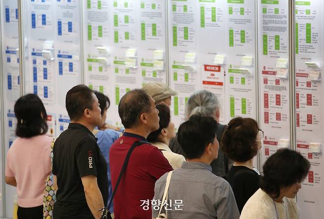 구직자들이 지난해 7월22일 서울 중구 동대문디자인플라자(DDP)에서 열린 2024년 서울 중장년 일자리박람회에서 채용공고 게시판을 살펴보고 있다. 권도현 기자