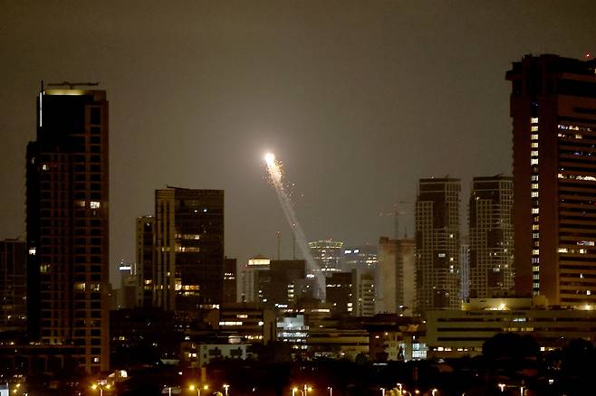 17일 이스라엘 방공시스템인 아이언 돔이 이란에서 발사된 미사일을 요격하고 있다. 로이터연합뉴스