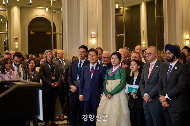 이재명 대통령과 김혜경 여사가 16일(현지시간) 캐나다 캘커리 한 호텔에서 열린 캐나다 앨버타주 주총리 주최 주요 7개국(G7) 정상회의 초청국 리셉션에 참석하고 있다. 김창길 기자