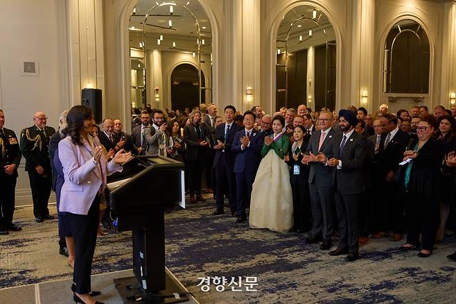 이재명 대통령과 김혜경 여사가 16일(현지시간) 캐나다 캘커리 한 호텔에서 열린 캐나다 총독 내외 주최 주요 7개국(G7) 정상회의 초청국 리셉션에 참석해 박수를 치고 있다. 김창길 기자