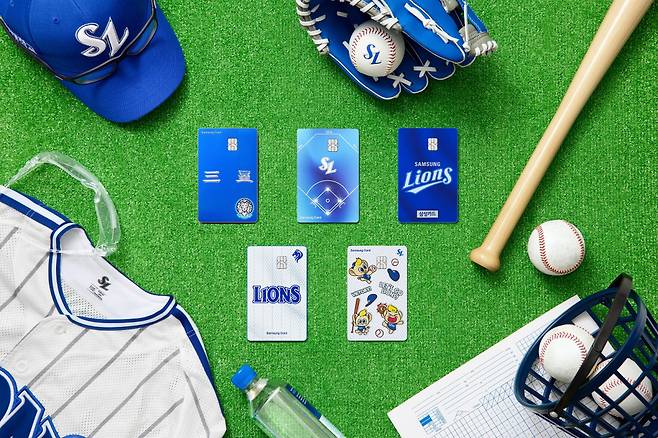 삼성라이온즈카드는 프로야구 관람에 꼭 필요한 할인 혜택과 함께 원년 팬부터 최근 입문한 2030 팬들까지 다양한 세대의 취향을 만족시킬 수 있는 5종의 카드 디자인을 담았다.