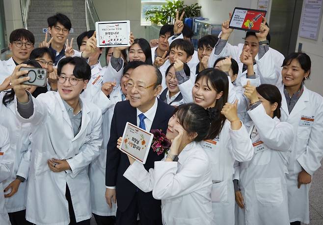 김승연 한화그룹 회장(가운데)이 17일 한화토탈에너지스 연구소를 방문해 연구원들과 함께 사진을 찍고 있다. 한화그룹 제공