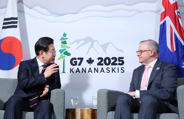 G7 정상회의에 참석한 이재명 대통령이 16일(현지시간) 캐나다 앨버타주 캘거리의 한 호텔에서 앤서니 앨버니지 호주 총리와 한·호주 정상회담을 하며 발언하고 있다. 연합뉴스