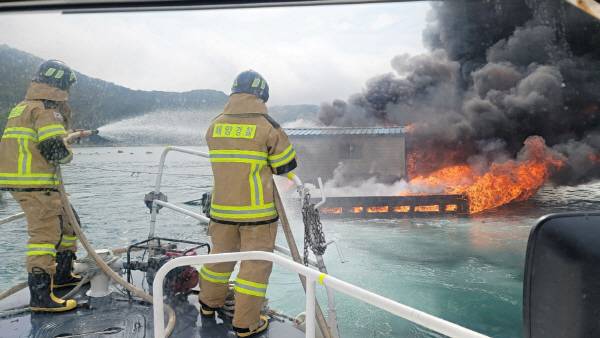 17일 오후 경남 남해군 미조북항 인근 양식장 작업 뗏목에서 화재가 발생하자 현장에 급파된 사천해경 경비함정이 화재를 진압하고 있다. 사천해경 제공