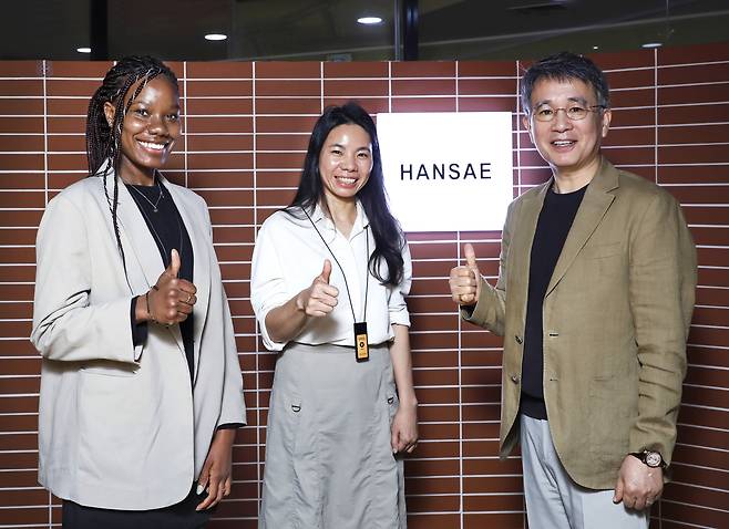 Hansae employees Provy Maduka, left, and Alice Won, center, pose for a photo with CEO Kim Kyung during an interview with the Korea JoongAng Daily on May 30. [PARK SANG-MOON]