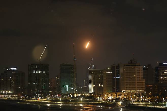 이스라엘 텔아비브에 발사된 이란 미사일. EPA 연합뉴스