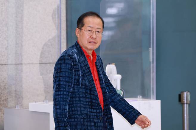 홍준표 전 대구시장이 17일 인천국제공항 제1여객터미널을 통해 귀국하고 있다. 연합뉴스