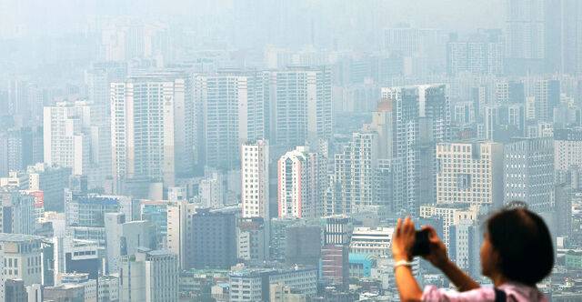 서울 아파트값이 꾸준히 오르며 문재인정부 시절 전고점(104.63)의 90%를 훌쩍 넘겼다. 한국부동산원이 발표한 6월 둘째주 주간 아파트 가격 동향에 따르면 아파트 매매가격지수는 서울 평균 101.26으로 나타났다. 16일 서울 남산에서 바라본 아파트의 모습. 뉴시스