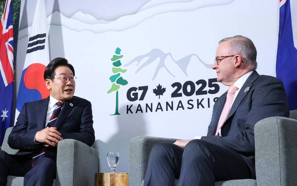 51차 주요 7개국(G7) 정상회의에 참석한 이재명 대통령이 16일(현지시간) 캐나다 앨버타주 캘거리의 한 호텔에서 앤서니 앨버니지 호주 총리와 한·호주 정상회담을 하며 발언하고 있다. 연합뉴스