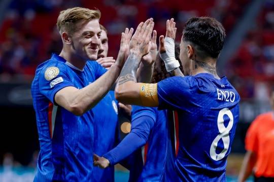 득점 세리머니를 펼치는 리엄 델랍(왼쪽)과 엔소 페르난데스. 사진[EPA=연합뉴스]