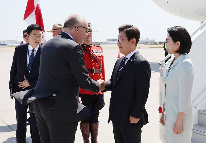 이재명 대통령이 ‘G7 정상회의’ 참석 차 캐나다 캘거리 국제공항에 도착해 캐나다 측의 영접을 받고 있다. 대통령실사진기자단