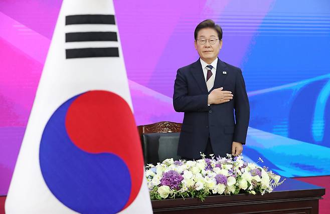 이재명 대통령이 지난 4일 서울 여의도 국회에서 열린 제21대 대통령 취임선서식에서 국기에 경례하고 있다. [사진출처 = 연합뉴스]