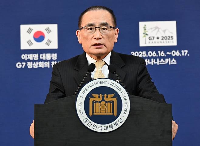 위성락 대통령실 국가안보실장이 16일(현지시간) 캐나다 캘거리 프레스센터에서 한미정상회담 무산과 관련한 브리핑을 하고 있다. [캘거리 = 김호영 기자]