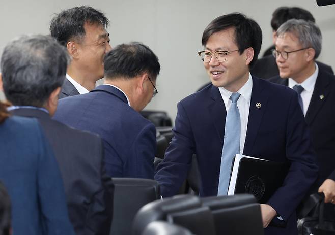 여한구 산업통상자원부 통상교섭본부장이 17일 서울 종로구 한국무역보험공사에서 열린 제46회 통상추진위원회 회의를 주재하기 위해 회의장으로 들어서며 참석자들과 악수하고 있다. [사진 = 연합뉴스]