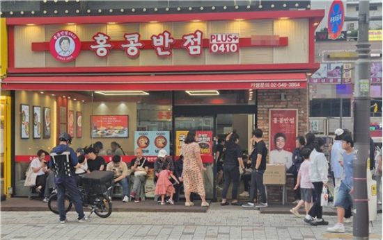 할인 행사 중인 홍콩반점을 찾은 소비자들. (출처=연합뉴스)