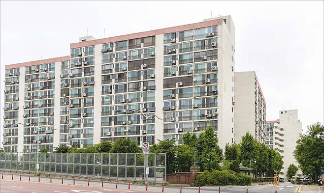 서울 서남부에서는 영등포구나 구로구 소규모 단지를 중심으로 재건축 사업이 활발히 진행 중이다. 사진은 서울 구로구 신도림 미성아파트. (윤관식 기자)