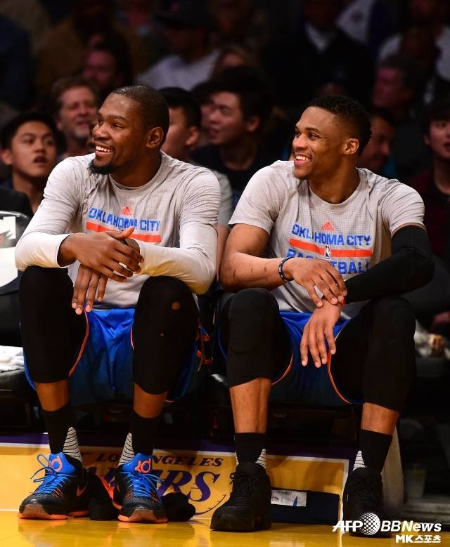 듀란트와 웨스트브룩이 마이애미에서 뭉칠 수 있다는 것도 재밌는 부분이다. 두 선수의 첫 NBA 정상 꿈을 막은 팀이 바로 마이애미이기 때문이다. 지금으로부터 13년 전, 듀란트와 웨스트브룩은 NBA 파이널에 진출했으나 르브론 제임스, 드웨인 웨이드, 크리스 보시 등 Big3가 버틴 마이애미에 1승 4패로 무너졌다. 사진=AFPBBNews=News1