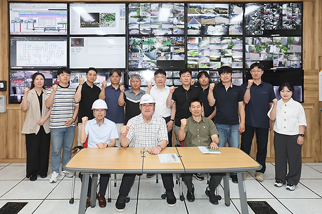 여름철 대비 올림픽공원 안전 점검. 하형주 이사장과 중앙 공급실 현장 근로자. 사진=서울올림픽기념국민체육진흥공단