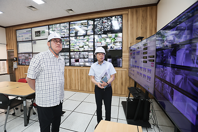 여름철 대비 하형주 이사장의 올림픽공원 중앙공급실 점검. 사진=서울올림픽기념국민체육진흥공단