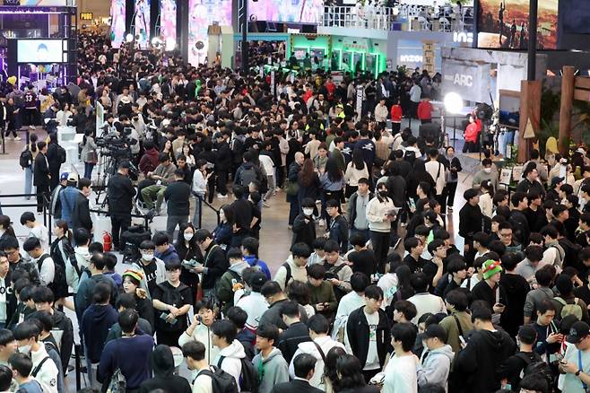 [부산=뉴시스] 하경민 기자 = 올해 20주년을 맞은 국제게임전시회 '지스타(G-star) 2024'가 개막한 14일 부산 해운대구 벡스코 제1전시장을 찾은 관람객들이 신작 게임을 즐기고 있다.    17일까지 열리는 이번 지스타에는 44개국의 게임사 1375곳이 참가해 게임전시회를 비롯해 비즈니스 상담, 국제 게임 콘퍼런스(G-CON), 인디게임 시사회(쇼케이스), 지스타 게임 코스프레 어워즈(왕중왕전), 지스타컵 2024 등이 진행된다. 2024.11.14. yulnetphoto@newsis.com /사진=하경민