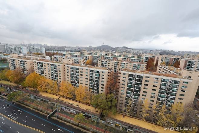 압구정2구역은 1982년 준공된 현대아파트를 재건축하는 사업지로 재건축을 통해 용적률 300% 이하, 12개 동 2606가구(공공주택 321가구 포함), 최고 높이 250미터 이하 규모의 공동주택단지로 거듭날 전망이다. 사진은 2024년 11월26일 서울 강남구 압구정2구역의 모습./사진=뉴스1 /사진=(서울=뉴스1) 신웅수 기자