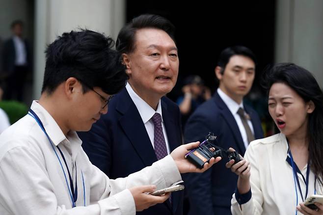 윤석열 전 대통령이 16일 서울 서초구 서울중앙지방법원에서 열린 내란 우두머리 혐의·직권남용 권리행사 방해 혐의 사건 7차 공판을 마친 뒤 법원을 나서고 있다./사진=뉴스1