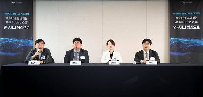 대한항암요법연구회 임원진이 기자간담회에서 질의응답에 임하고 있다. /사진=대한항암요법연구회