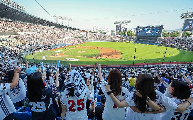 카드업계가 프로야구의 뜨거운 열기에 맞춰 다양한 상품을 내놓고 있다. 사진은 지난 3일 서울 송파구 잠실야구장에서 야구팬들이 응원하는 모습. /사진=뉴스1