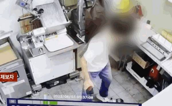 채용 하루 된 직원이 가불을 해주지 않는다는 이유로 정육점을 박살내 피해액이 1500만원에 달한다는 사연이 전해졌다. 사진은 채용 하루 된 직원이 정육점을 망가뜨리는 모습. /사진=JTBC '사건반장' 캡처