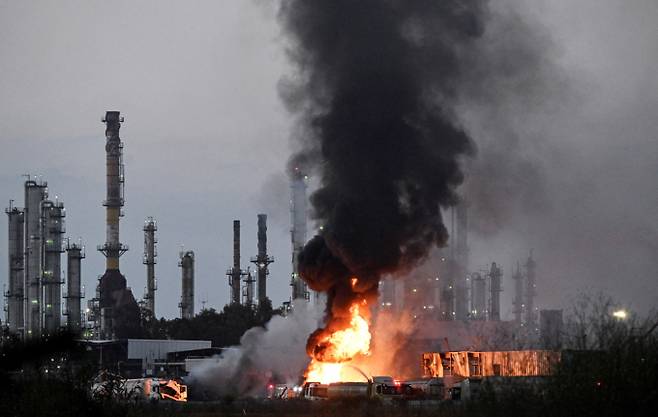 중동국가 이스라엘과 이란간의 무력충돌이 5일째를 이어가고 있다. 사진은 지난 15일(현지시각) 이란의 미사일 공격을 받은 이스라엘 하이파에서 연기와 화재가 발생한 모습. /사진=로이터