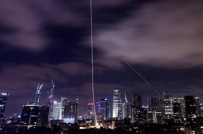 중동국가 이스라엘과 이란간의 무력충돌이 5일째를 이어가고 있다. 사진은 지난 15일(현지시각) 이란에서 발사된 미사일이 이스라엘 텔아비브에 떨어지는 모습. /사진=로이터