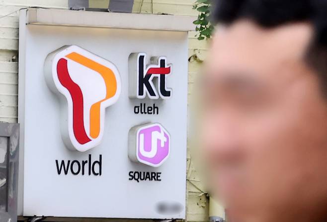 이동통신 단말장치 유통구조 개선에 관한 법률(일명 단통법) 시행 이래 지난 5월 번호이동 건수가 처음으로 90만건을 넘었다. 이는 SK텔레콤 해킹 사고와 관련해 이탈자가 급증하면서 나타난 결과로 풀이된다.   한국통신사업자연합회(KTOA)가 공개한 이동전화 번호이동자 수 현황에 따르면 지난달 전체 번호이동 수치는 93만3509건으로 해킹 사고 발표 전인 3월보다 77.5% 증가한 수치며 4월과 비교해도 35.1% 많다. 작년 동월과 비교하면 68.1% 증가한 수치다.  지난달 번호이동 수치 중 44만490건이 SK텔레콤에서 타 통신사로 이동했다. 이는 전월보다 85.9% 증가한 수치다. 타 통신사에서 SK텔레콤으로 유입된 숫자는 3만4960건으로 급감했다. 사진은 2일 서울 시내 핸드폰 판매점의 모습. /사진=뉴시스