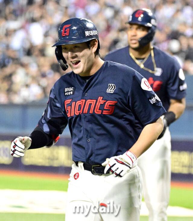 2025년 4월 25일 오후 서울 잠실구장에 진행된 '2025 신한 SOL뱅크 KBO 리그' 롯데 자이언츠와 두산 베어스의 경기. 롯데 나승엽이 7회초 무사 3루서 2점 홈런을 친 뒤 기뻐하고 있다./마이데일리