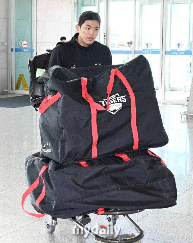 KIA 타이거즈 이의리가 스프링캠프 참가를 위해 23일 오전 인천국제공항을 통해 미국 캘리포니아주 어바인으로 출국하고 있다. KIA 타이거즈 선수단은 오는 25일부터 미국 캘리포니아주 어바인에서 스프링캠프를 갖고 체력 및 기술, 전술 훈련을 소화한다. 이후 2월 21일부터 3월 4일까지 일본 오키나와에서 연습경기를 갖고 본격적인 실전 체제에 돌입한다./마이데일리