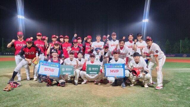 인터미션(오른쪽)과 P.O.M 선수들이 경기 후 파이팅을 외치고 있다. 인터미션이 15-3 승리. /한스타미디어