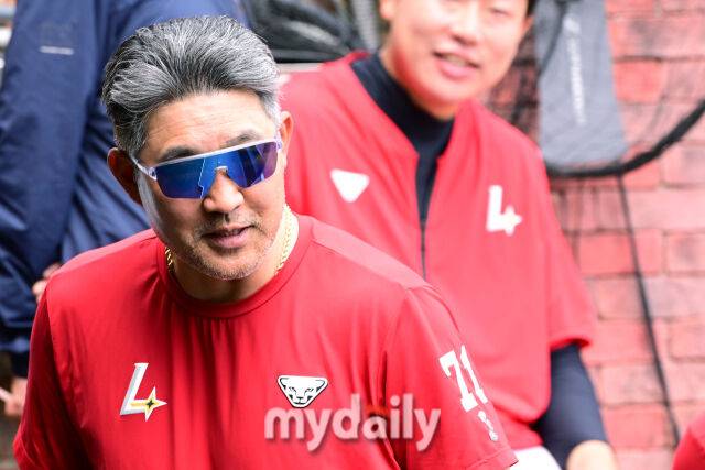 15일 오후 인천SSG랜더스필드에서 진행된 '2025 프로야구 KBO리그' 롯데-SSG의 경기. 경기 전 SSG 이숭용 감독이 인터뷰를 앞두고 취재진과 인사를 나누고 있다./마이데일리