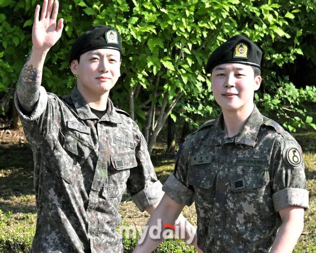 정국과 지민이 제대 후 기념 라이브 방송을 해 화제다. / 마이데일리 DB